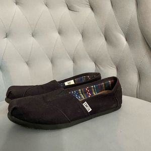 TOMS: Size: Women’s 6.5